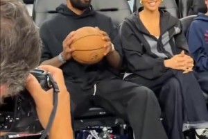 凯里 .欧文(Kyrie) 来到洛杉矶观看掘金队与快船队的比赛。