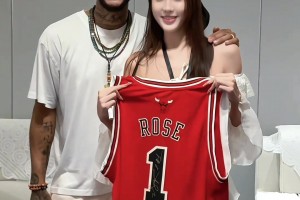 集梦116美女小姐姐晒和罗斯合影：终于终于终于和罗斯合上照了