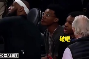 詹姆斯在打破纪录的比赛中场和儿子的对话