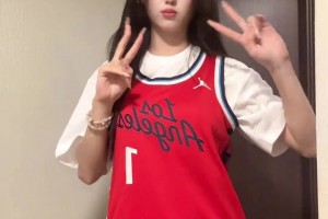 末节险些20分大逆转！女球迷身穿哈登球衣：继续冲呀！！