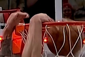 有球迷晒细节视频不服NBA赛后公告：这一帧灯亮但手还碰球啊！