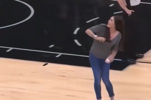 WNBA普拉姆在马刺主场扔毛巾名场面！~