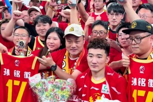 广厦现场球迷赛后为孙铭徽过生日 赛场齐唱生日歌