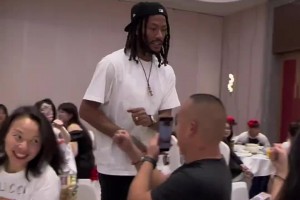 谦卑才是顶级的人格魅力！罗斯结束中国行活动与全场人挨个道别