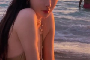 身材太顶了！美女詹密周麟嘉在海边游玩：由内而外自在发光的快乐