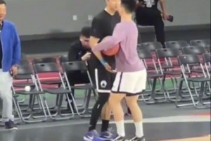 这么亲密吗？前CBA球员曹岩打招呼先摸对方老二