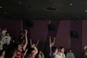 国内勇蜜线下组织看G4比赛 当巴特勒关键防守点燃全场！