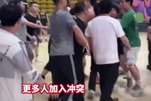 篮球场两男子起口角直接过肩摔 男子女友赶来劝架结果？