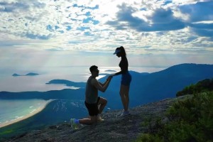 真浪漫啊！上海队的李弘权在山顶上给女友求婚