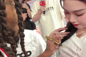 我能签个不？肘子姐让罗斯在自己胸上签名了