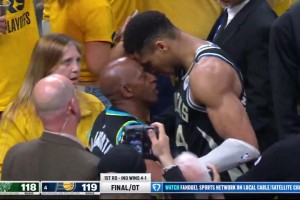 字母哥赛后和哈利伯顿父亲握手顶牛交流 被拉开后伸出大拇指