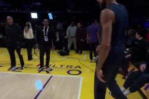 是你偷走了卢卡魔法？戈贝尔坐在板凳席上随手一扔三分进了