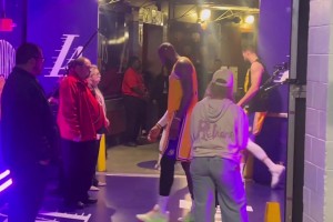 家人的安慰！詹嫂在球员通道等待老詹父子 献上亲吻拥抱