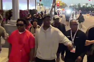 华子在LA街头庆祝胜利：他们一直放狠话，说五场拿下我们，今天都给我去死吧