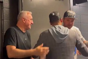 体重管理堪忧？上季独行侠晋级西决之后，东契奇喝饮料被没收
