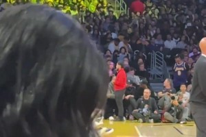 球瘾来了！欧文观战湖人比赛，没忍住拿了个球来运