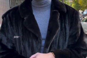 确实挺帅啊！哈利伯顿街头被采访：一身穿搭皆是普拉达~