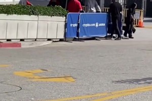 没啥用啊！湖人球迷赛前场外狂喷爱德华兹！