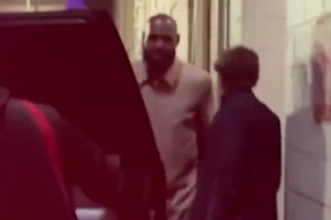 工作≠生活！美媒：被淘汰后，詹姆斯与友人聚餐&离开时笑容满面