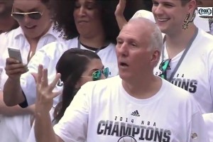 传奇走向幕后~昔日马刺夺队史第五冠，波波朝球迷比出五个手指！
