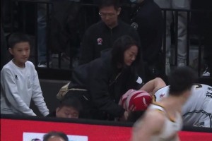 场下好兄弟！孙铭徽此前季后赛遭辽宁淘汰痛哭 赵继伟暖心安慰