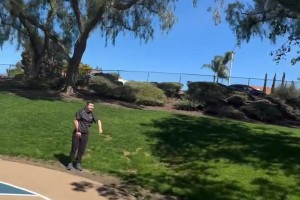 给点赞把！唐氏儿童打篮球 超远三分不起跳纯靠臂力和准度