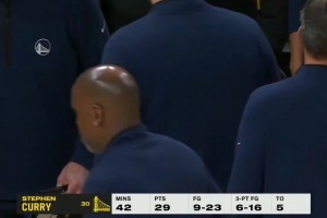 被火箭拖入抢七大战，库里在场边显得十分沮丧无奈！