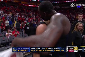 看得出来哥俩已经很累了！库里&追梦赛后开心微笑庆祝！