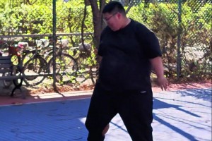 从投篮动作看，以前也是打球打得不错的