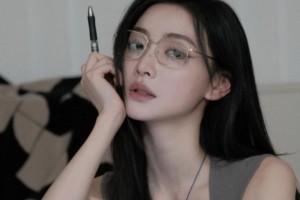 女主播金佳悦展示眼镜扮相，变成高启兰了？