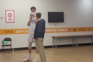 聊啥呢？男篮主教练郭士强前来观看CBA总决赛，并与周琦热聊