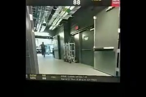 据传这是库里返回更衣室的画面，如果是真的，那应该不严重！