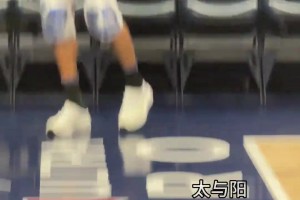 看着心疼啊！库里热完身受伤的手指跟膝盖缠着厚厚的冰袋