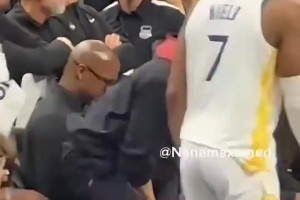 勇士遭森林狼打花，库里在场边只能干着急呀！