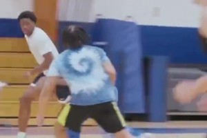 身体素质真恐怖！密西根州立大学前锋Coen Carr扣碎篮板