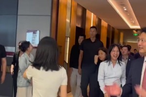 易建联回国出席活动，出绯闻之后看起来更羞涩了