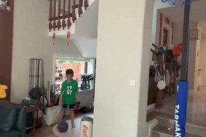 杨毅北京这房子看着真大啊！孩子在家里玩投篮一点问题没有