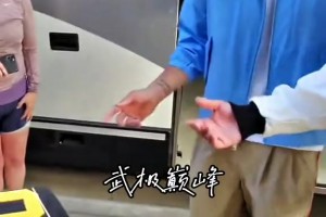 毫无架子！受伤的库里为等候的球迷签名