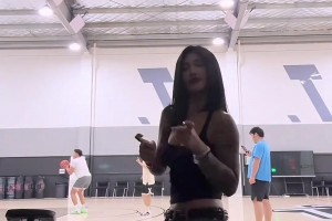 女友镜头前热舞，可以看到后面训练的李添荣