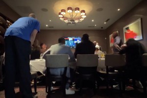 嗨了！尼科-哈里森和小牛队高层对获得NBA选秀状元签的反应~