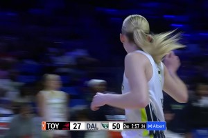 又美又能打！达拉斯飞翼新科美女状元佩奇，季前赛砍15+6+5