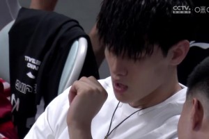 无奈啊~北京男篮G4惨败，转播镜头多次给到现场的曾凡博