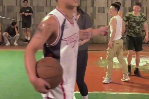 肘子姐发问：这球是不是进攻犯规？