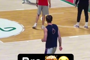 球队中锋：靠腰 ，这不会是我们队的射手吧？