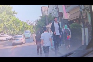 谁？司机跑网约车第一次拉到两米多巨人 座椅放倒才勉强坐下
