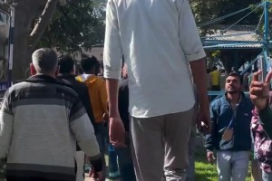 印度巨人！不知有没打过球？已知黑衣男1米7求巨人身高？
