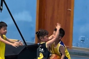 遇到这样的防守你会怎么做？ 像极了你兄弟被吹犯规后...