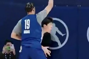 这对抗是真扎实啊！杨瀚森在篮下强吃对手，生顶到篮下一个2+1轻松愉快！