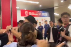 动手+国骂？首钢俱乐部队的工作人员在通道与球迷发生了冲突！
