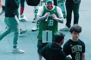 泪目！波士顿街头自发性的为塔图姆祈祷：加油，我们爱你！
